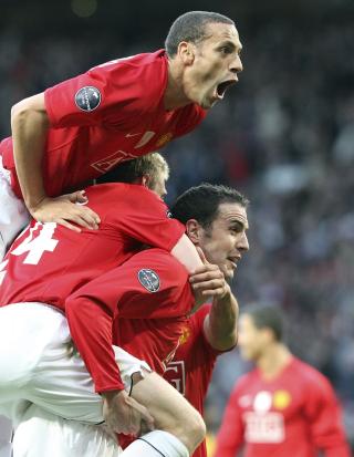 LITT EKSTRA VEKTTRENING: John O'Shea gratuleres av Michael Carrick og Rio Ferdinand etter scorignen mot Arsenal.Foto: AP/Scott Heppell