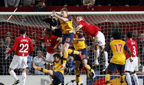 SJANSEN OG SKADEN: Her vinner Bendtner luftduellen som kunne stj�let et uavgjortresultat p� Old trafford. Samtidig ser du Rio Ferdinand f� smellen som kan sette ham utenfor resten av sesongen.Foto: AP/Jon Super