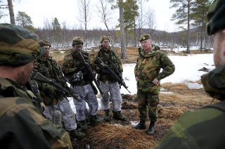B�R V�RE STOLTE:Per Sverre Opedahl, generalinspekt�r i Forsvaret, mener nordmenn b�r v�re stolte over Trond Petter Kolset (30) som d�de for landet sitt.