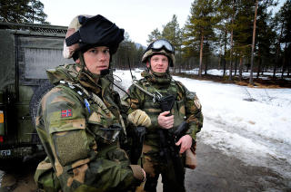 F�RSTE TUREN:Vegard (21) fra Porsgrunn og Stian (22) fra Finn�y reiser til Afghanistan 26. mai. Begge skal fungere som mekaniker p� kj�ret�y med hjul.