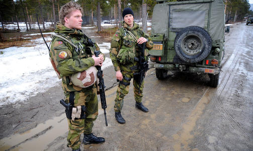 GIR MENING � DRA:Nordmenn vet for lite om hva som gj�res i Afghanistan, mener Vegard (21) fra Porsgrunn og Stian (22) fra Finn�y. FOTO: �istein Norum Monsen
