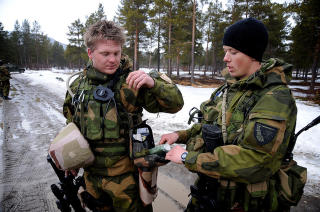 SKEPTISKE NORDMENN:Nordmenn er generelt skeptiske til at norske soldater reiser til Afghanistan, mener Vegard (21) fra Porsgrunn og Stian (22) fra Finn�y.