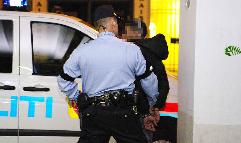 TATT I ANDRE OMGANG: 17-�ringen som er identifisert som v�penbesitteren, ble f�rst sluppet av politiet, men ble p�grepet etter at offeret hadde forklart seg. Her under sitt andre m�te med politiets innsatsleder. Foto: FRILANSER