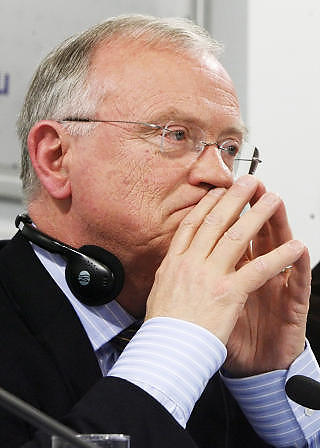 VRAKET: Belgiske Luc van den Brande er en av opprinnelig fire kandidater til valget. Han fikk imidlertid altfor f� stemmer til � bli med til siste runde. Foto: MAKSIM SJIPENKOV/EPA/SCANPIX