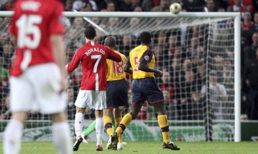 TRODDE DEN VILLE G� INN: Cristiano Ronaldo traff tverrliggeren. Foto: AP