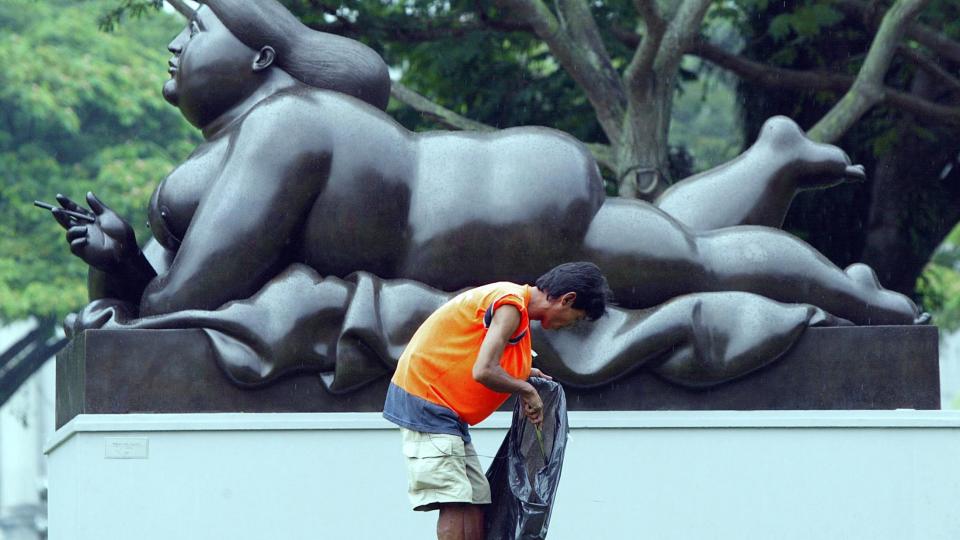 NYTT KRITERIUM? Kvinnen omtalt under har en kroppsmasseindeks p� hele 55,2. Over ser man en parkstatue i Singapore. AFP PHOTO/ROSLAN RAHMAN