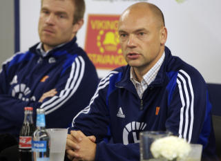 SPORTSLIG SPARING: Sportsdirekt�r Egil �stenstad (t.v) kan neppe gi trener Uwe R�sler nye spillere n�r overgangsvinduet �pner. 
Foto: Alf Ove Hansen / SCANPIX .