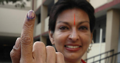 STEMMEBEVIS: Mallika Sarabhai stiller til valg som selvstendig kandidat og viser fram merket p� fingeren som beviser at hun har avgitt sin stemme i Ahmadabad. Foto: Scanpix/AP