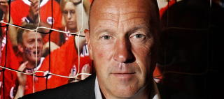 NILS JOHAN SEMB (50), landslagstrener 1998-2004: &mdash; Selvf�lgelig finnes det homofile spillere i norsk toppfotball. Ingen tvil om det. Som trener ville jeg ikke hatt problemer med at en spiller sto fram.
Semb var den f�rste treneren som tok Norges herrer til et EM-sluttspill i fotball. &mdash; Jeg mener det m� reageres mot hets mot homofile p� fotballbanen, for eksempel med gult kort. Her snakker vi om respekt for mennesker. Klare reaksjoner p� dette vil ogs� ha en oppdragende effekt p� ungdommen.Semb har bes�kt alle st�rre fotballstadioner i Norge de siste �ra, i egenskap av ekspertkommentator p� TV 2.&mdash; Det er mitt inntrykk at �homo� som skjellsord forekommer mest blant supporterne. Spillerne virker mer bevisste p� den negative effekten av slik spr�kbruk.Semb mener tida er overmoden for � bli kvitt homosp�kelset.&mdash; Flere og flere innen fotballen n�rmer seg et liberalt syn p� homofili. Jeg tror ikke homofile fotballspillere har noe � frykte ved � st� fram. Majoriteten i norsk fotball ville tatt imot et s�nt budskap p� en god m�te.