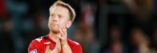FREDRIK WINSNES (34), Str�msgodset og Norge:&mdash; Jeg har spilt mot Thomas Berling. Han er en av de r�este spillerne jeg har m�tt. Og veldig t�ff i kjeften!Winsnes har spilt toppfotball i over 15 �r, blant annet for Rosenborg.&mdash; Med unntak av Berling har jeg aldri h�rt om homofile spillere. Det er h�yst p�takelig, siden de garantert finnes.Winsnes forklarer den store tausheten med at temaet aldri blir snakket om i fotballens garderobekultur.&mdash; Jeg husker Lillestr�m-fans ropte �homo� etter Nils Arne Eggen i sin tid. P� kamper eller p� treninger med Str�msgodset i dag, brukes ordet aldri. Fotballspillere er sosialt smarte, de skj�nner at slik spr�kbruk sl�r tilbake p� dem selv.