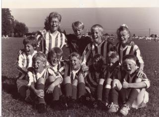 BEGYNNELSEN: Drevja ILs lag i Norway Cup 1991. Thomas Berling med briller, tredje fra venstre i nedre rekke.