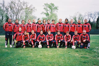 LANDSLAGSSPILLER: Norges U19-landslag i Italia 1999. Thomas er nr. seks fra venstre, oppe. P� bildet er ogs� Vidar Davidsen (trener), Alex Valencia, Christer George og Espen Johnsen.