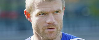 EGIL �STENSTAD (37), sportsdirekt�r i Viking:&mdash; Jeg tror ikke homofile mobbes i v�rt milj�. Men siden ingen har st�tt fram, er det vanskelig � vite. Mobbing p� grunn av hudfarge er lettere � ta tak i. Homofili er usynlig, sier �stenstad, som ogs� er kjent som modell til karakteren Yngve i Renbergs bok �Mannen som elsket Yngve�.&mdash; Fotballen er en machokultur. Det snakkes ekstremt mye om damer i garderoben. Det er ikke s�rlig greit for homofile � snakke om guttekj�restene sine i en slik kultur, sier eks-englandsproffen.&mdash; I engelsk fotball er det ekstremt. Alt som har med homofili � gj�re er styggedom. Vi er kommet lenger. Men noe i selve fotballkulturen gj�r at homofili er tabu. Derfor t�r mange ikke � st� fram.