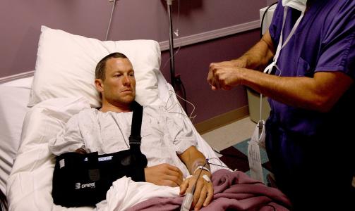 KRAGEBEINSBRUDD: Lance Armstrong p�dro seg et brakgebeinsbrudd da han falt i Spania 25. mars. Foto: AP