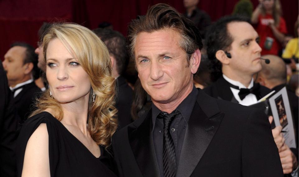 N� VIL DE SKILLES IGJEN: Sean Penn og kona Robin Wright Penn har vurdert � g� hver sin vei f�r. Og ryktene begynte � l�pe om brudd rundt Oscar-utdelingen i februar. Foto: AP  EPA/ANDREW GOMBERT