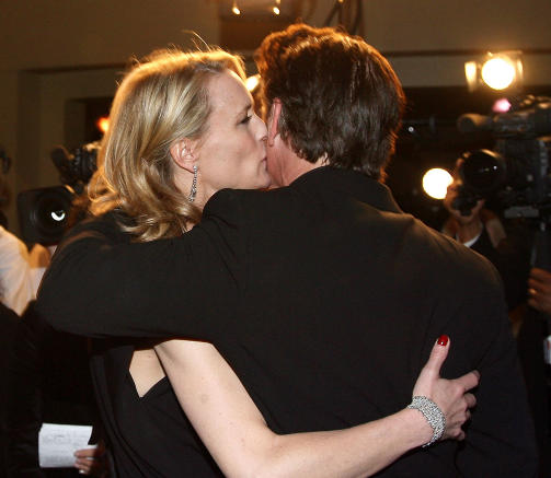 LYKKELIGERE DAGER: Robin Wright Penn gir den Oscar-vinnende mannen sin et godt kyss p� kinnet. Foto: AFP PHOTO/Valerie MACON