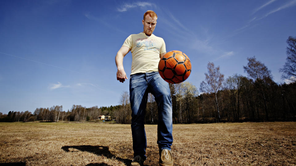 VILLE TA LIVET SITT: Mens Thomas Berling fortsatt var aktiv fotballspiller og i skapet, slet han med selvmordstanker. I dag lever han et liv fjernt fra toppfotballen og har funnet kj�rligheten med Ketil.