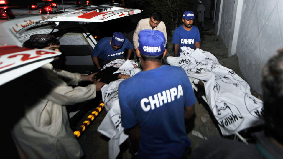 BLODIGE SAMMENST�T:  Minst 27 personer er drept i Karachi i Pakistan. Foto:  AFP PHOTO/ Asif HASSAN/Scanpix