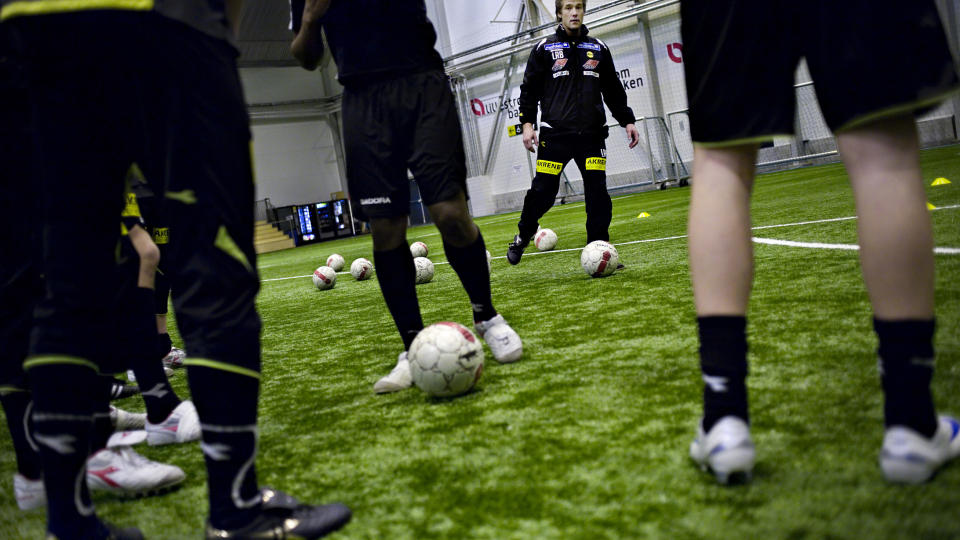 DET GODE EKSEMPELET: - Det var fullstendig uproblematisk � st� fram, sier Lars Richard Bache (38). Han m�ter ogs� stor forst�else blant de unge fotballspillerne han til daglig trener i Lillestr�m.