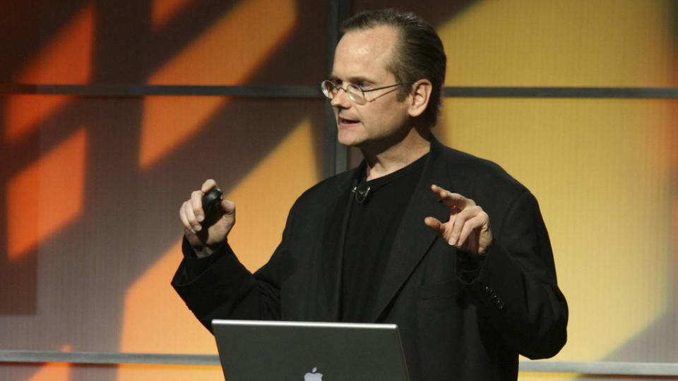 FEIL MANN � YPPE MED? Plateselskapet Warner krever at YouTube fjerner et videoopptak av et foredrag med opphavsrettsekspert og jusprofessor Lawrence Lessig, fordi foredraget inneholder klipp fra mashup-videoer med opphavsrettsbeskyttet materiale. Foto: eschipul under en Creative Commons-lisens.