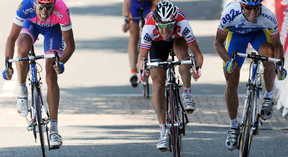  TRIUMFEN:  Kurt Asle Arvesen tok sin f�rste Tour de France-etappeseier 16. juli i fjor foran sveitsiske Martin Elmiger (t.h.) og italienske Alessandro Ballan (t.v). Nordmannen mener hyppige dopingtester gjorde rittet langt lettere for ham enn tidligere �r. Foto: Pascal Pavani/AFP/Scanpix