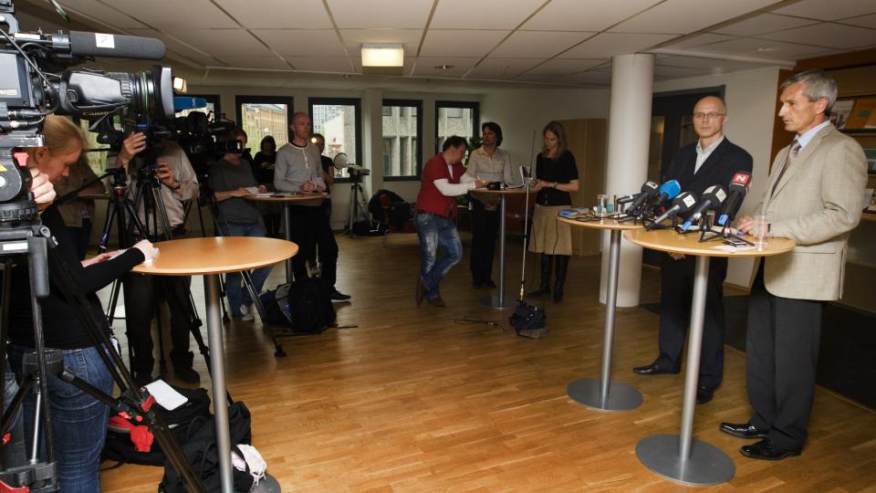INFLUENSAINFO: Helsedirekt�r Bj�rn-Inge Larsen (t.h.) og overlege Bj�rn Iversen ved Folkehelseinstituttet orienterte tirsdag pressen i forbindelse med svineinfluensasituasjonen.
Foto: Heiko Junge / SCANPIX