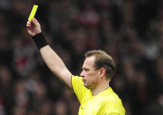 MYNDIG OG FEILFRI: Dommer Claus Bo Larsen gjorde en plettfri kamp p� Old Trafford, men m�tte allikevel finne seg i kritikk fra Ronaldo.Foto: SCANPIX/REUTERS/Dylan Martinez