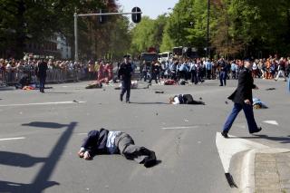 MASSIVE SKADER: Scenen blir beskrevet som en skrekkfilm; hardt skadde mennesker ligger str�dd i gata, etter at d�dbilen pl�yde gjennom mengden.  EPA/VINCENT JANNINK