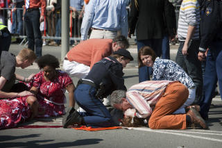 MUNN-TIL-MUNN: En politimann og tilskuere hjelper en livl�s person. Foto: SCANPIX