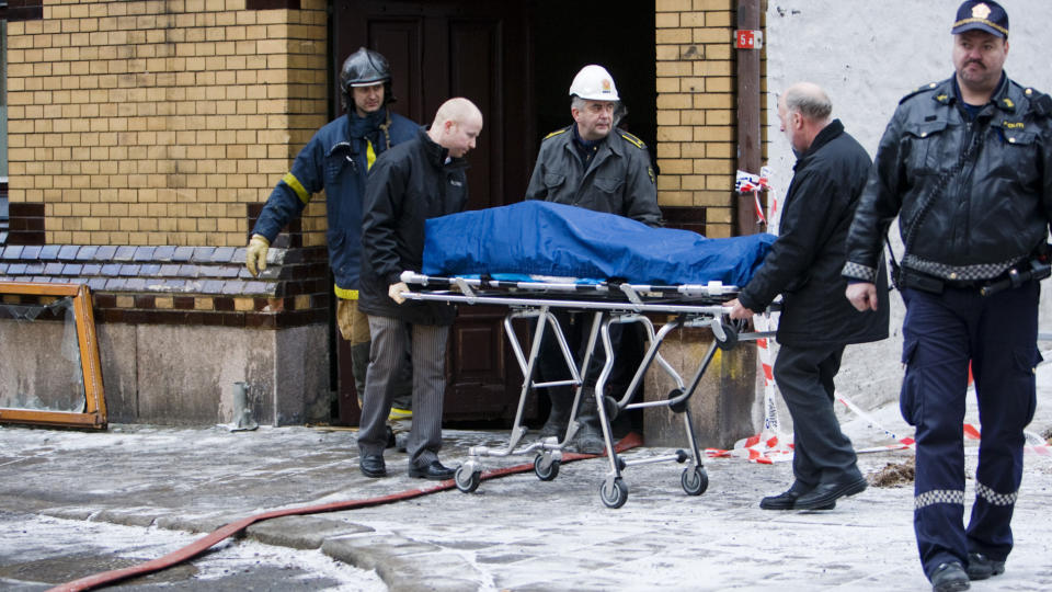 FIRE NYE UKER FOR SIKTET: Omkomne blir b�ret ut etter brannen i en byg�rd i Urtegata i Oslo.
Foto: Cornelius Poppe / SCANPIX