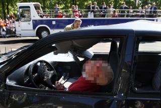 - MED VILJE: F�reren, en 38 �r gammel mann, ble selv skadd i hendelsen. Kort etter ble mannen p�grepet, og er n� mistenkt for attentat mot kongefamilien. Foto: SCANPIX