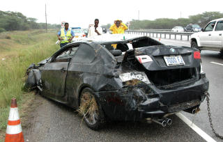 GULLBILEN: Slik s� Bolts BMW M3 ut etter ulykken. Sportsbilen fikk han fra sin hovedsponsor Puma etter OL. Foto: AP/Bryan Cummings, Jamaica Observer
