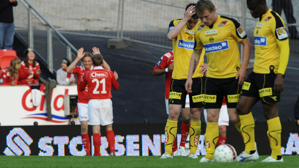 KNALLKAMP: Erik Huseklepp, i bakgrunnen, drev Lillestr�m-spillerne til vanvidd p� Brann Stadion i kveld. Men proffdr�mmen vil han ikke snakke om.
Foto: Marit  Hommedal  / SCANPIX