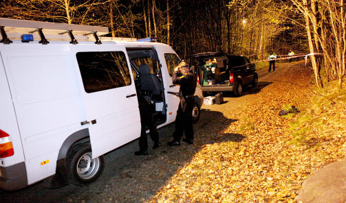 GJ�R SEG KLARE: Kripos-etterforskerne fra Oslo skal komme til bunns i hva som faktisk har skjedd i B�keskogen i Larvik. Foto: P�L TERJE ST�TVIG