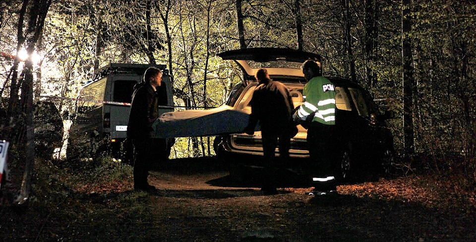 FRAKTET UT AV SKOGEN: I 02.30-tida ble den d�de mannen hentet ut av B�keskogen. Foto: P�L TERJE ST�TVIG