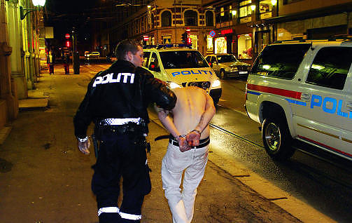 RABIAT: Den 23-�rige knivstikkeren ble kj�rt til arresten etter hendelsen. Foto: DANIEL LAABAK
