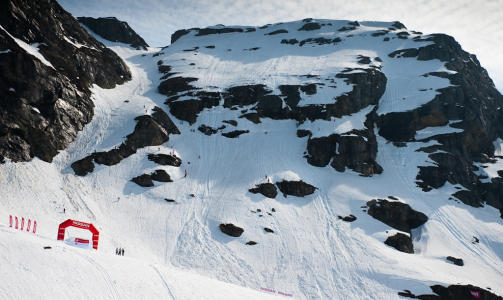 FINALEFACET: Norges beste frikj�rere kjempet mot hverandre og dette facet i finalen av R�ldal Freeride 2009.Foto: Sverre F. Hj�rnevik/www.digitalnatur.no