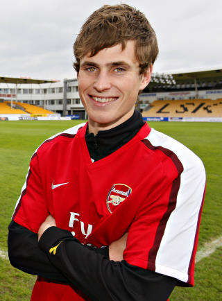 TETT OPPF�LGING: H�vard Nordtveit er ikke glemt av Arsenal, selv om han for tiden holder hus p� �r�sen. Unggutten er i kontakt med London-klubben nesten daglig.Foto: Arnt E. Folvik/Dagbladet