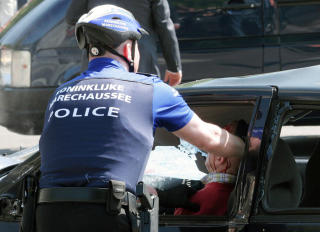 VILLE STOPPE BL�DNINGER: Mannen ble hardt skadd i kollisjonen mot slutten av ferden. En politimann fors�kte � stoppe bl�dningene. Foto: BERNHARD RUEBSAMEN/AFP'