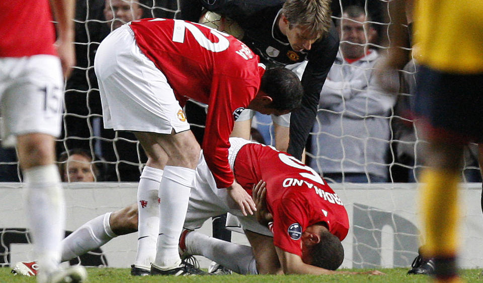 SOLID SMELL: Rio Ferdinand kolliderte med Edwin van der Sar da nederlenderen bestemte seg for � g� ut i feltet p� en Arsenal-corner. Midtstopperen tok telling, m�tte forlate banen og kj�rt til sykehus. N� er det full forvirring n�r forsvarssjefen er tilbake p� banen.Foto: SCANPIX/AP Photo/Jon Super