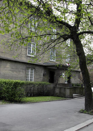 ARRESTERT: Fra denne bygningen, som ogs� huser Latvias ambassade, styrte Per Sten Andersen (69) og Eva-Karin Haugen (51) aksjeklubben TA-Invest. Foto: Geir B�lstad