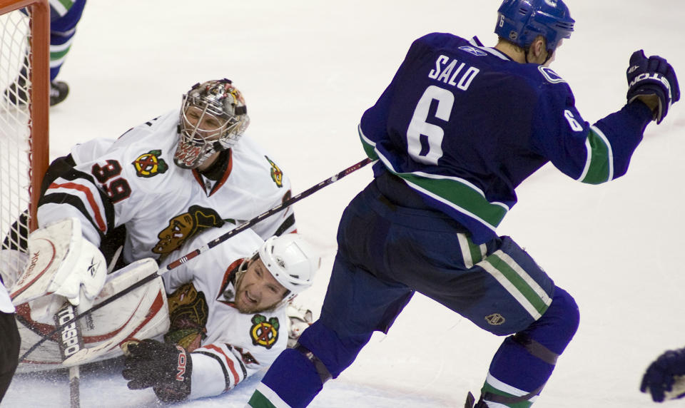 AVGJORDE: Sami Salo sendte Vancouver Canucks i ledelsen minuttet f�r slutt mot Chicago Blackhawks.Foto: SCANPIX/Richard Lam/Getty Images/AFP