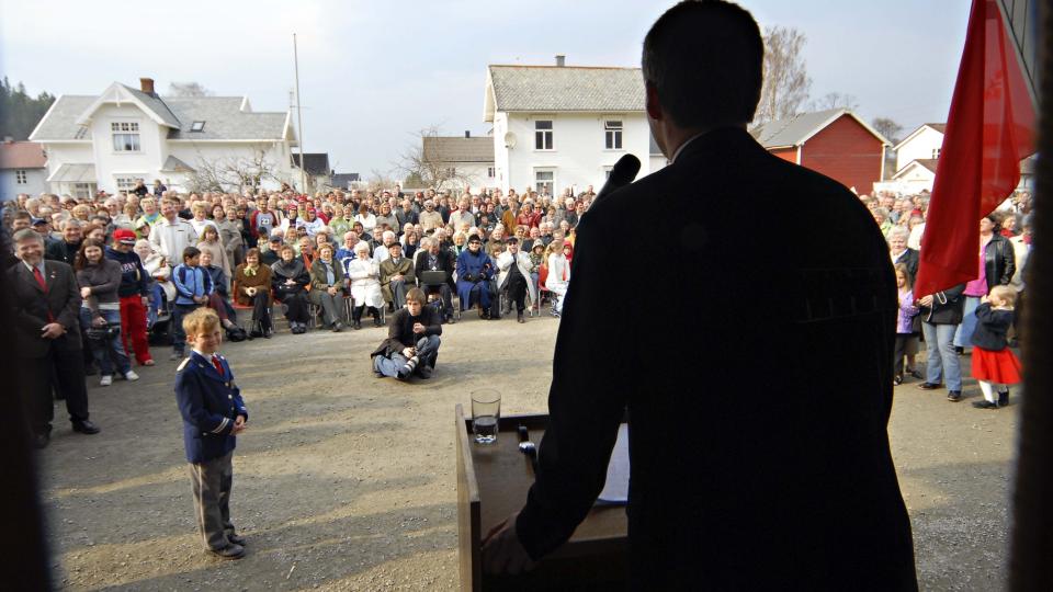 VANT MED FINT BES�K: Hommelvik fikk bes�k av Jens Stoltenberg i 2001, da dette bildet ble tatt. Siden 2003 har de arrangert arbeiderfestival i m�nedsskiftet april/mai. Foto: Geir Otto Johansen / SCANPIX