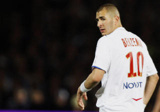 TEVEZ-ERSTATTER?: If�lge tabloidavisen The Sun, sendte sir Alex Ferguson broren Martin til Frankrike for � ta Karim Benzema ytterligere i �yesyn.Foto: SCANPIX/REUTERS/Regis Duvignau