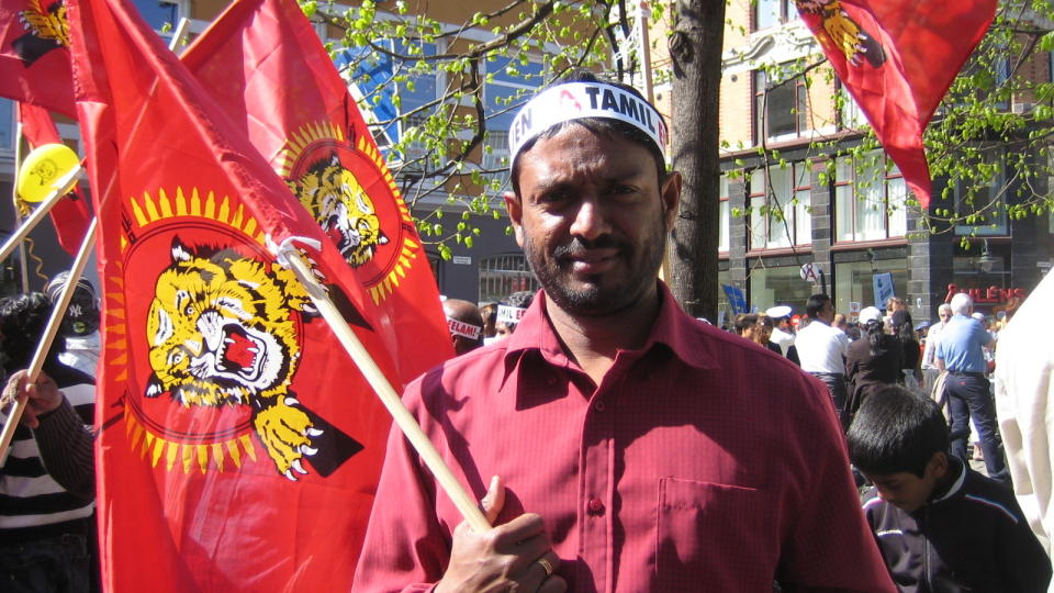 GLAD FOR ST�TTEN:  Sivathas Sivabalasingam var glad for st�tten fra Jens Stoltenberg og Kristin Halvorsen. - Vi trenger en v�penhvile for � f� slutt p� denne blodige konflikten, sier han. Foto: Arnhild Aass Kristiansen