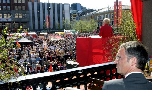  P� YOUNGSTORGET:  Finansminister Kristin Halvorsen taler under 1.mai-arrangementet p� Youngstoget i Oslo fredag, mens statsminister Jens Stoltenberg venter p� tur. 
Foto: Bj�rn Sigurds�n / SCANPIX