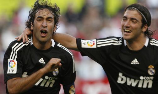 I STORFORM: Raul (t.v.) og Real Madrid har reist seg mesterlig etter tapet mot Barcelona i desember.Foto: SCANPIX/PREUTERS/Javier Barbancho