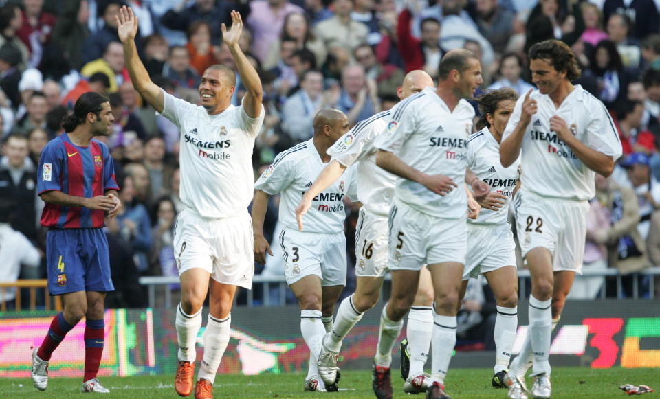 F�LELSER FOR REAL: Ronaldo (nr. to f.v.) legger ikke skjul p� at de varmeste f�lelsene ligger hos Real Madrid, selv om han ogs� har spilt for Barcelona. Foto: SCANPIX/REUTERS/Susana Vera