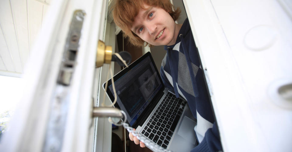 TOK TYVENE: Petter R�island installerte et program som er laget for � kunne spore stj�le datamaskiner. Dermed ble politiet ledet rett til dem hadde tatt morens Mac. Foto: ALF OVE HANSEN