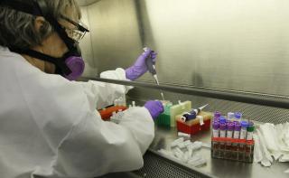 VIRUS: En mikrobiolig tester en pr�ve for H1N1-smitte. Wash.(AP Photo/Elaine Thompson)